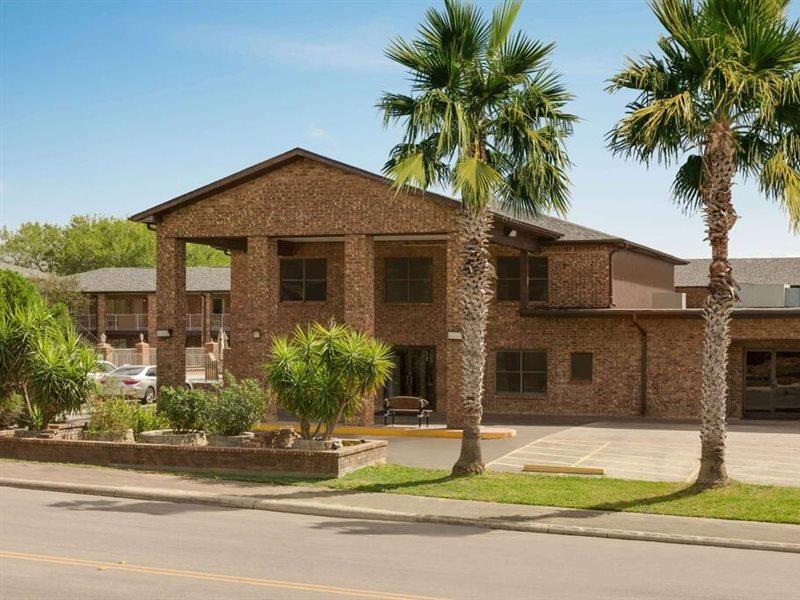 Super 8 By Wyndham Universal City Exterior photo