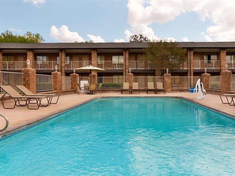 Super 8 By Wyndham Universal City Exterior photo