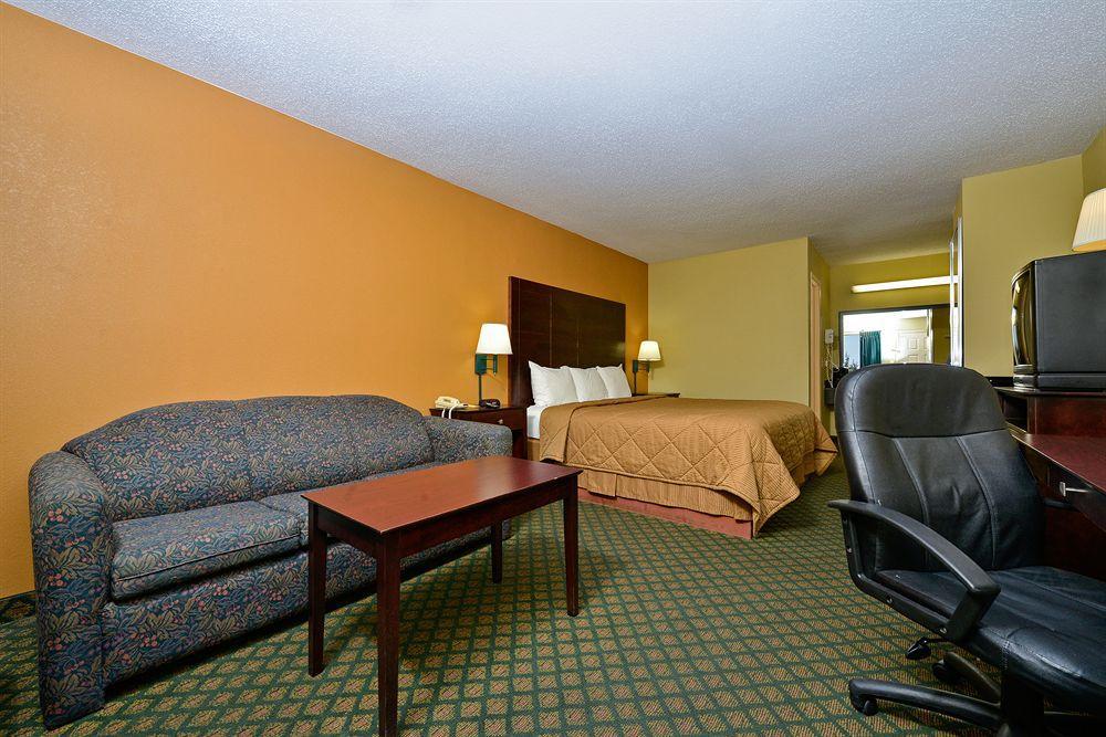 Super 8 By Wyndham Universal City Exterior photo