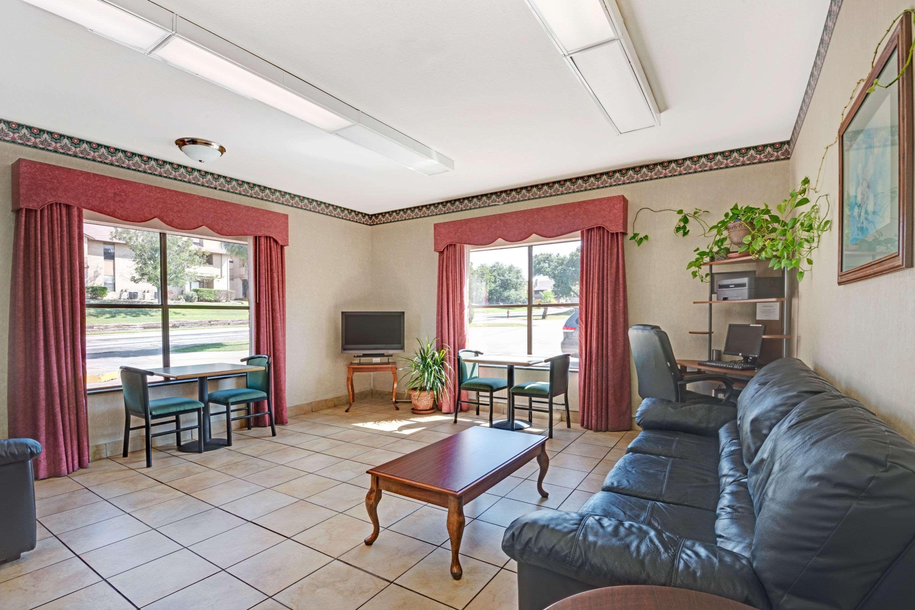 Super 8 By Wyndham Universal City Exterior photo