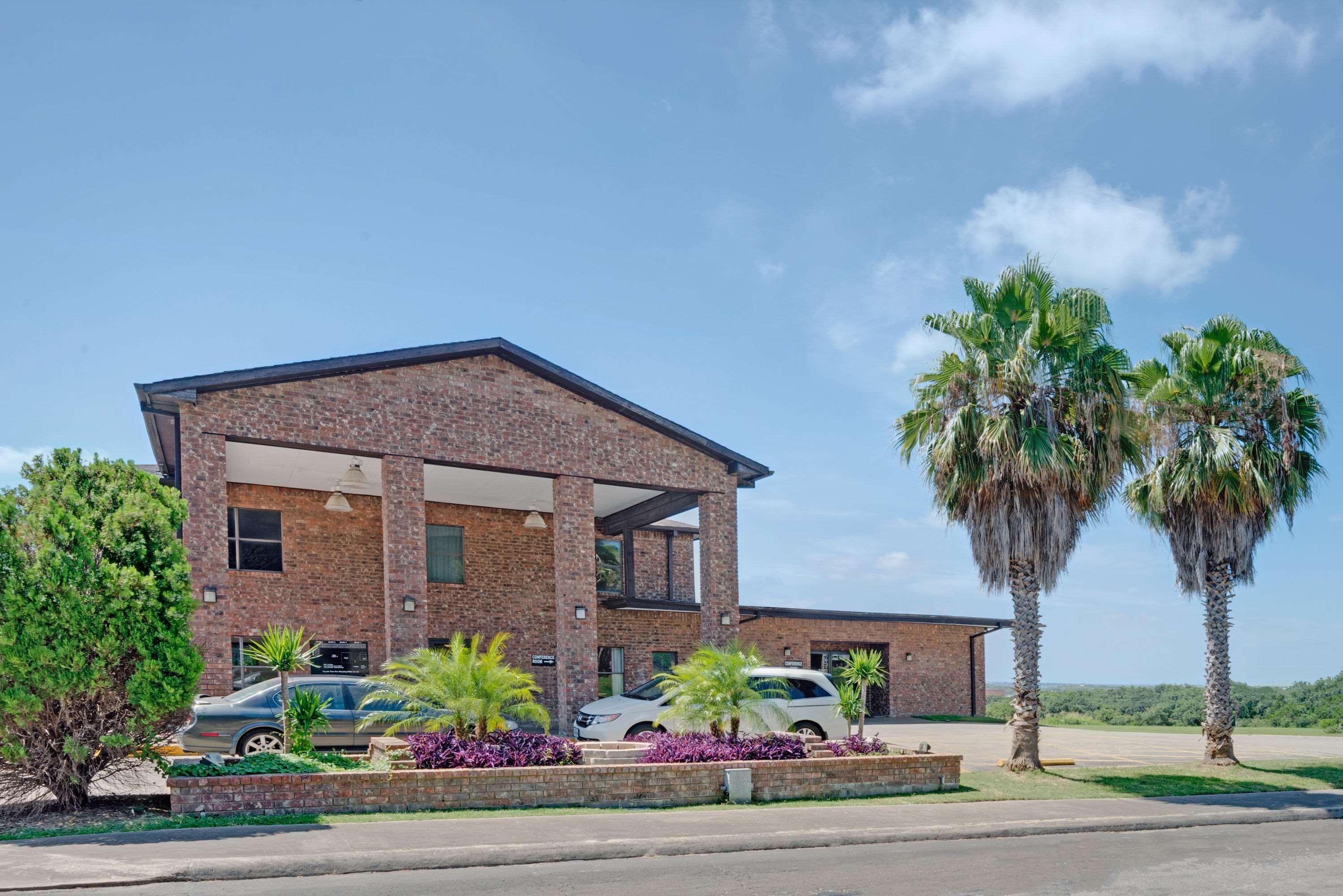 Super 8 By Wyndham Universal City Exterior photo