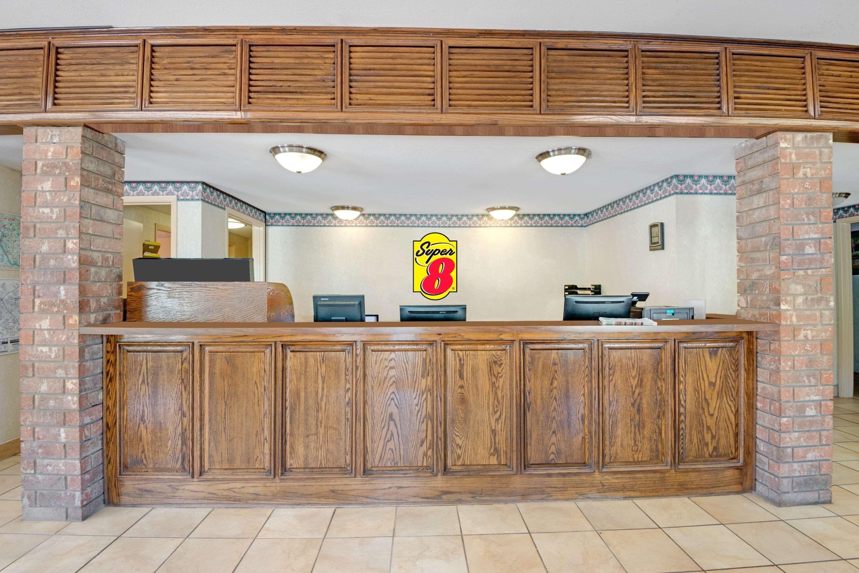 Super 8 By Wyndham Universal City Exterior photo