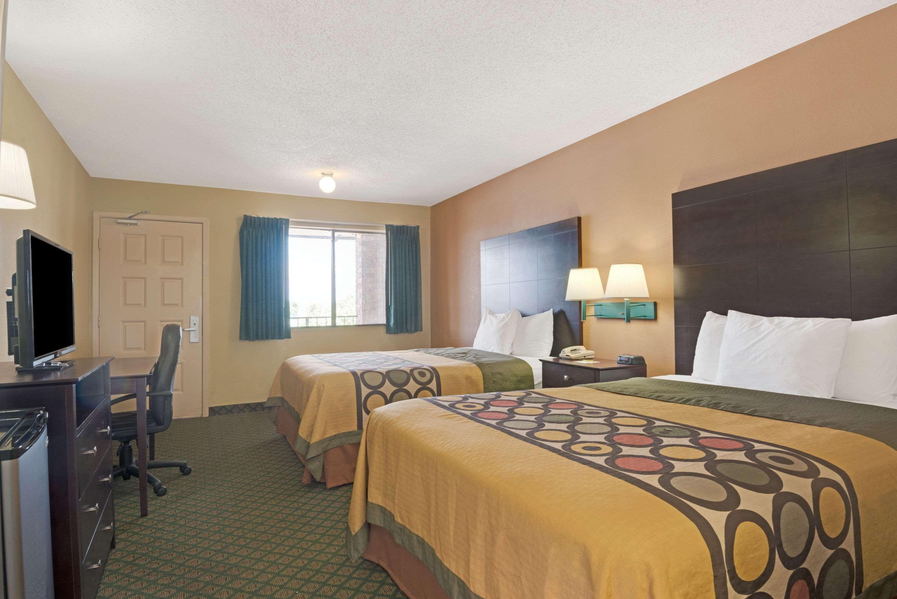 Super 8 By Wyndham Universal City Exterior photo
