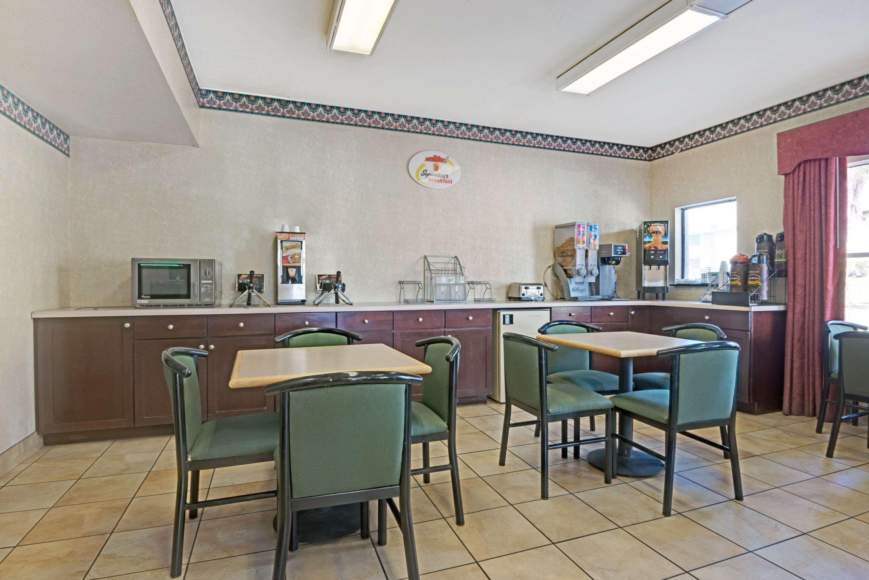 Super 8 By Wyndham Universal City Exterior photo