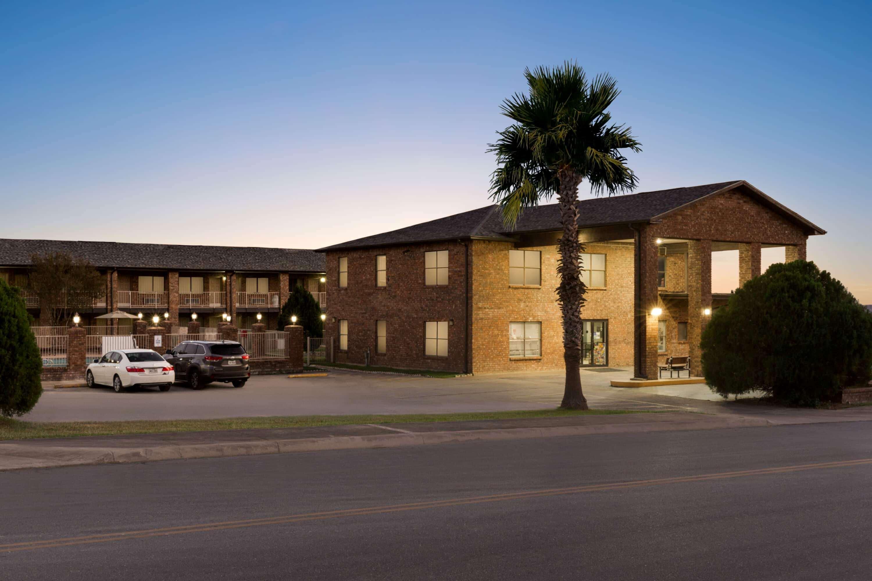 Super 8 By Wyndham Universal City Exterior photo