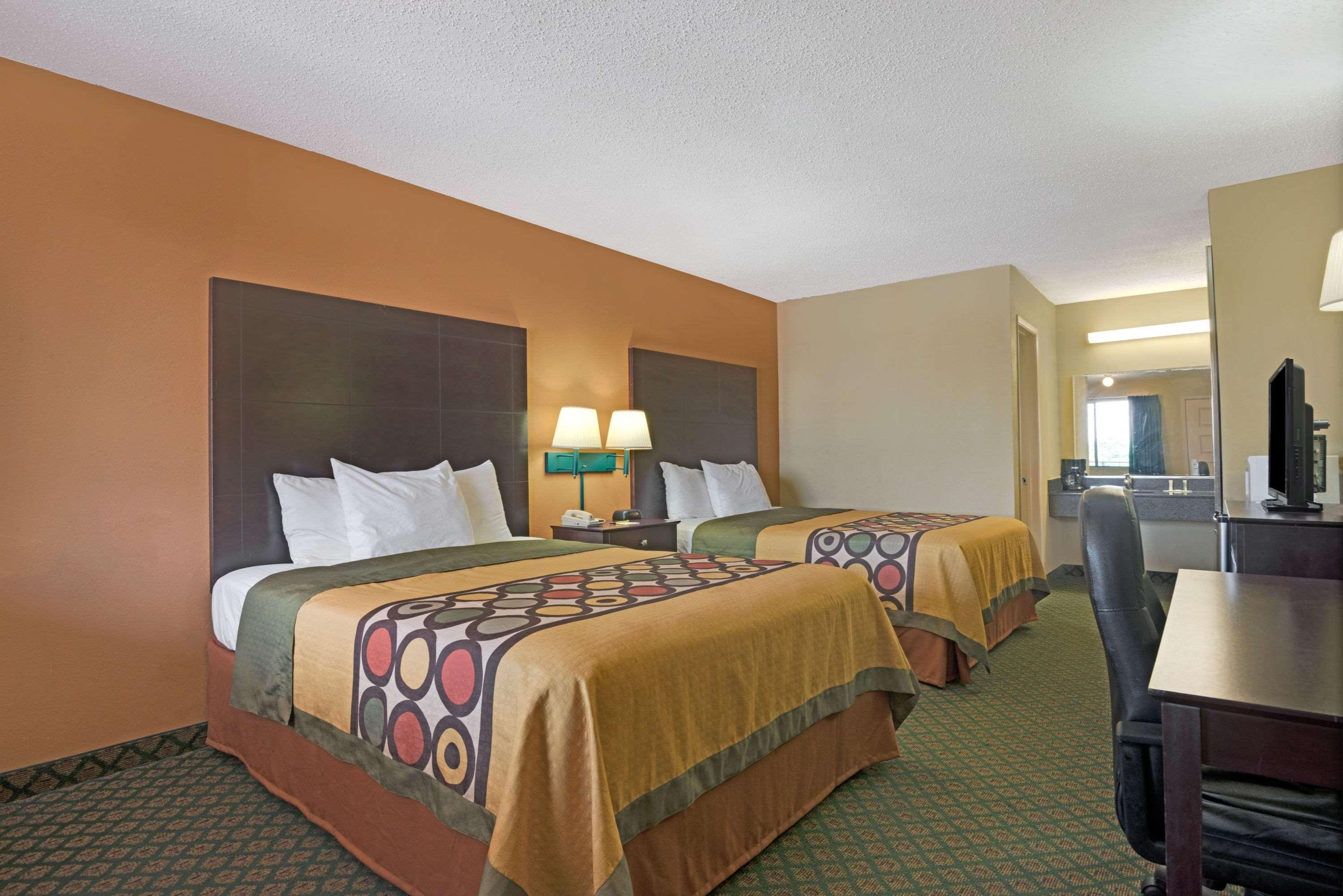 Super 8 By Wyndham Universal City Exterior photo