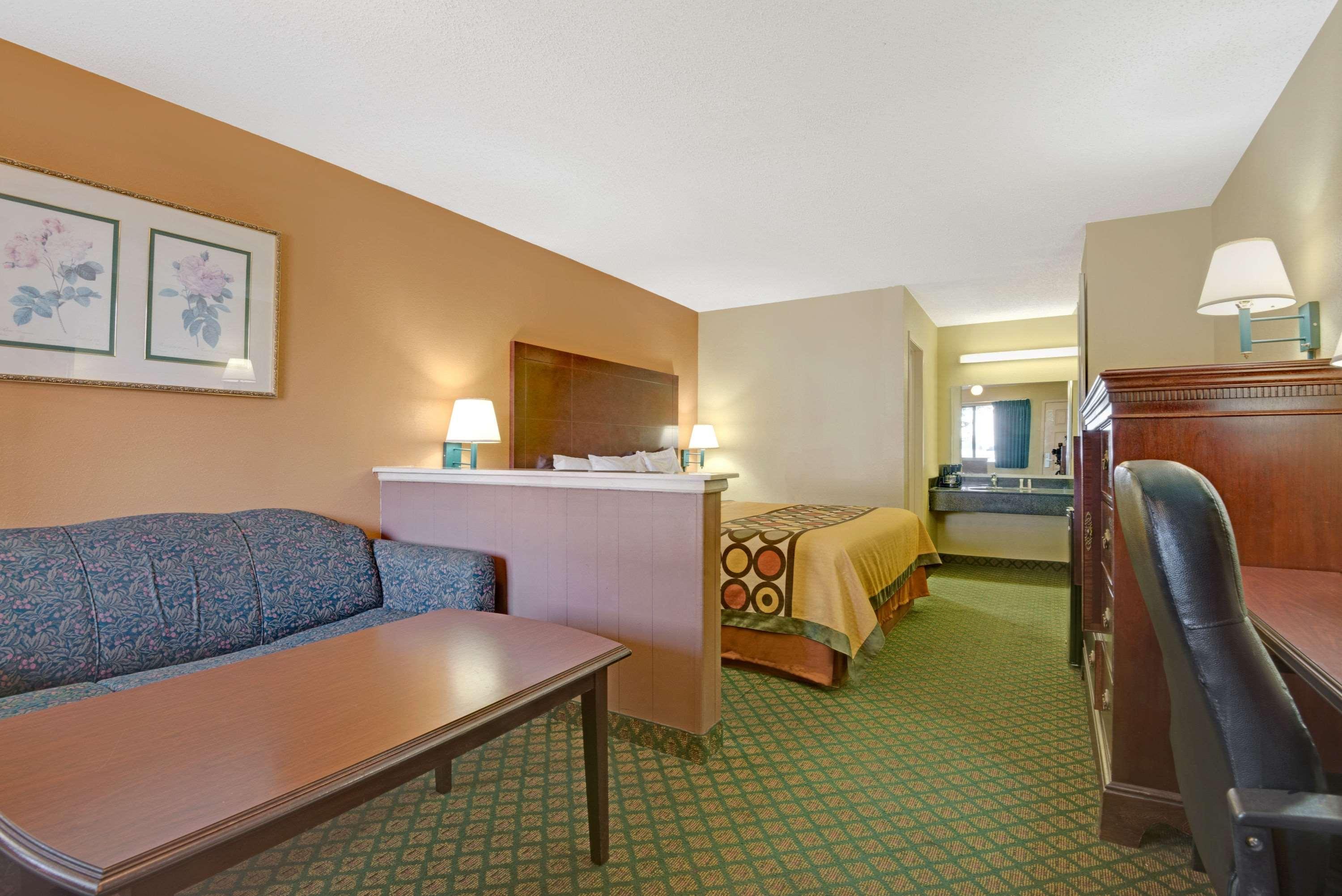Super 8 By Wyndham Universal City Exterior photo