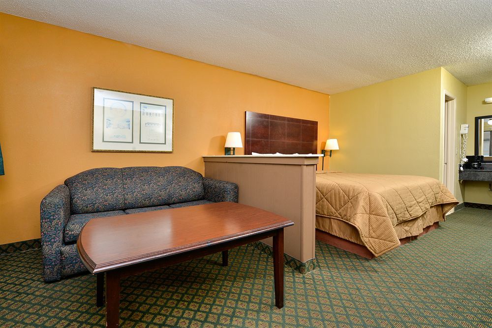 Super 8 By Wyndham Universal City Exterior photo
