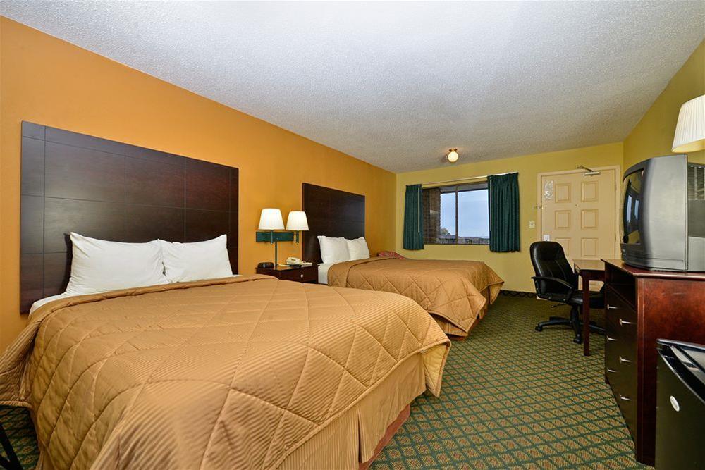 Super 8 By Wyndham Universal City Exterior photo