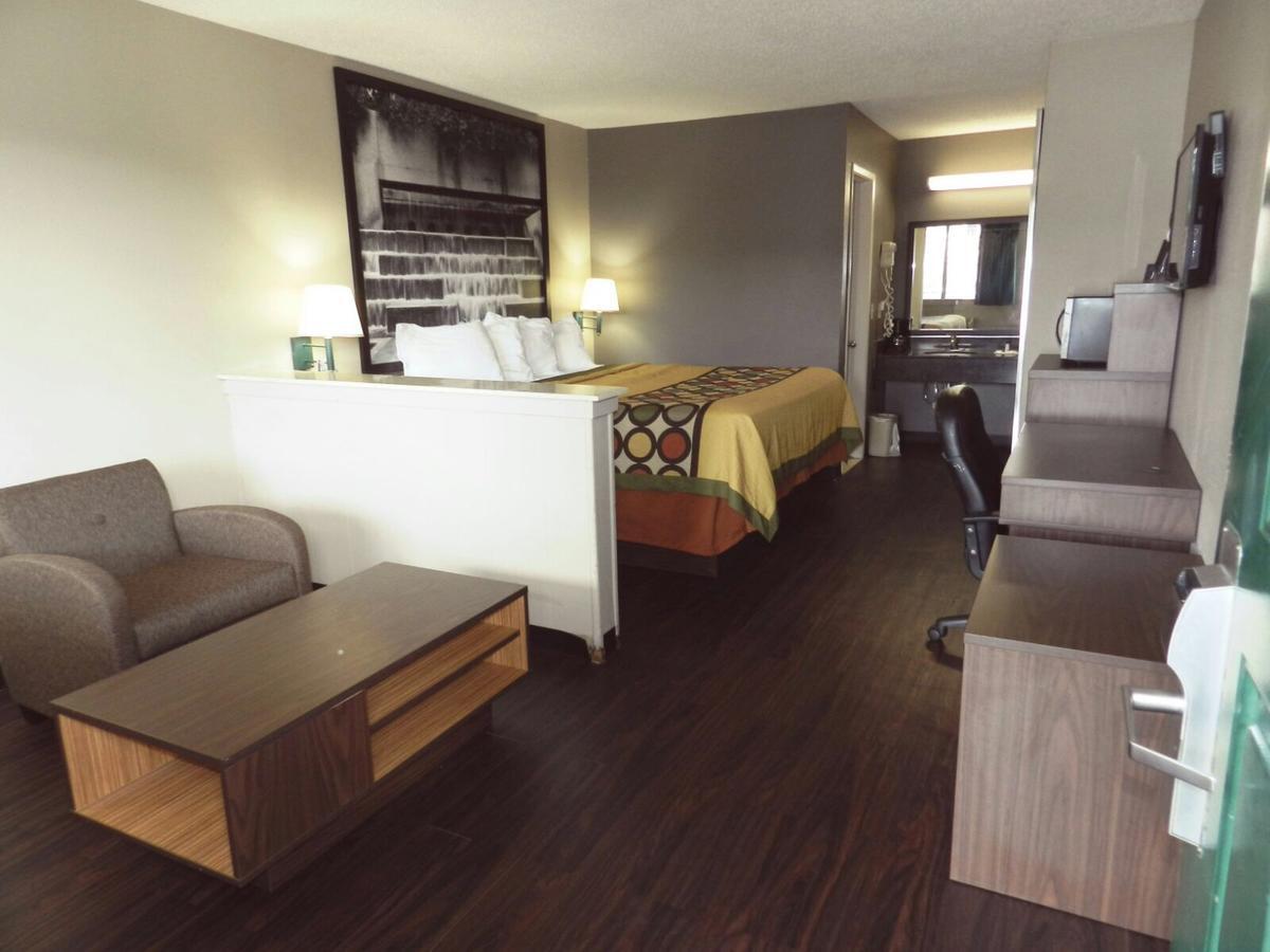 Super 8 By Wyndham Universal City Exterior photo