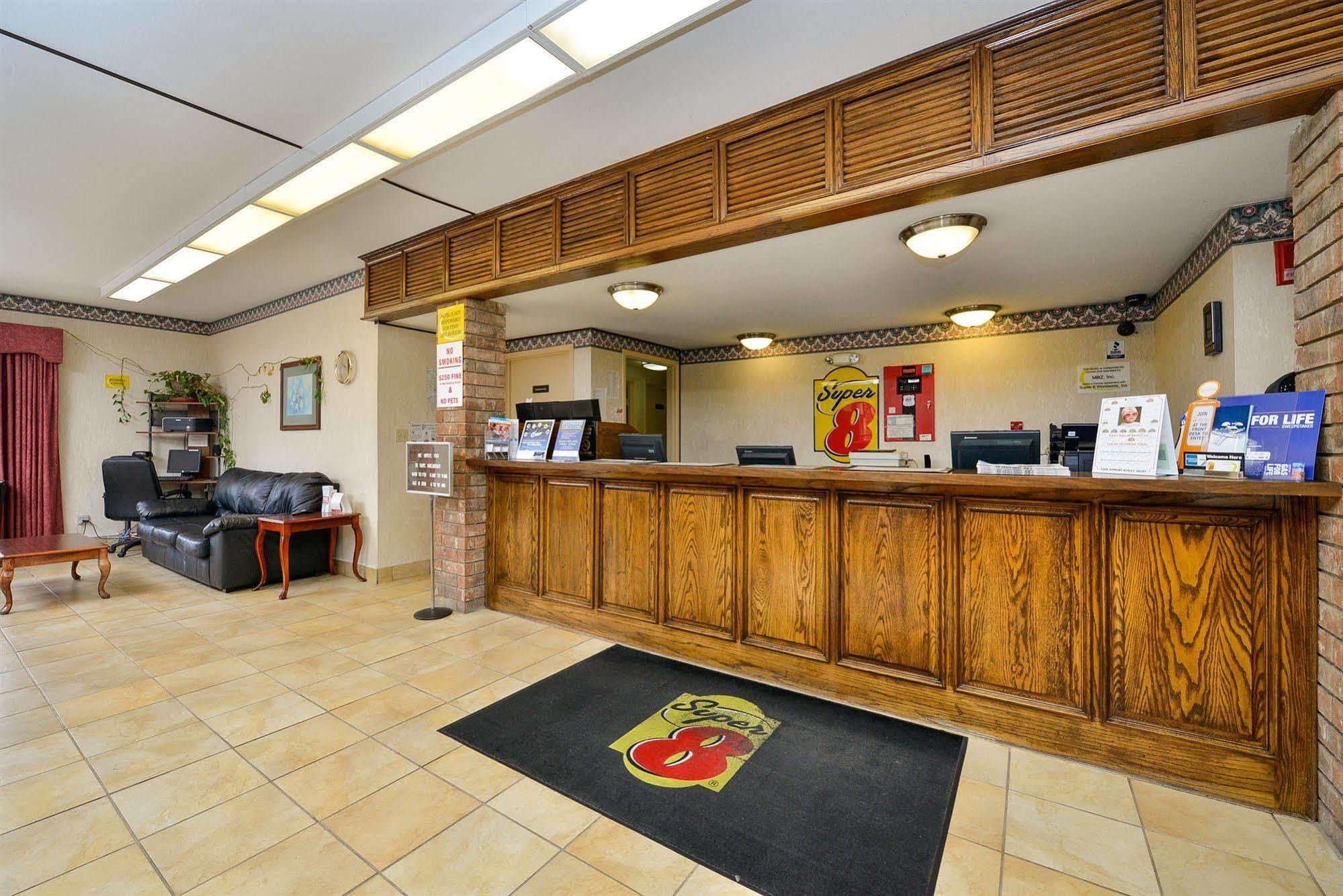 Super 8 By Wyndham Universal City Exterior photo
